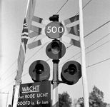 856333 Afbeelding van de 500ste met AKI's beveiligde spoorwegovergang in Nederland: aan de Blankensteinweg te Meppel.